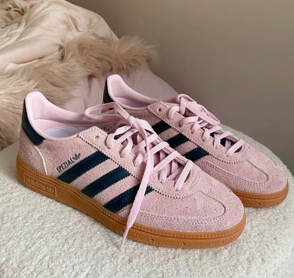 adidas Originals Handball Spezial 絨面革低幫板鞋｜復古甜酷女孩必備