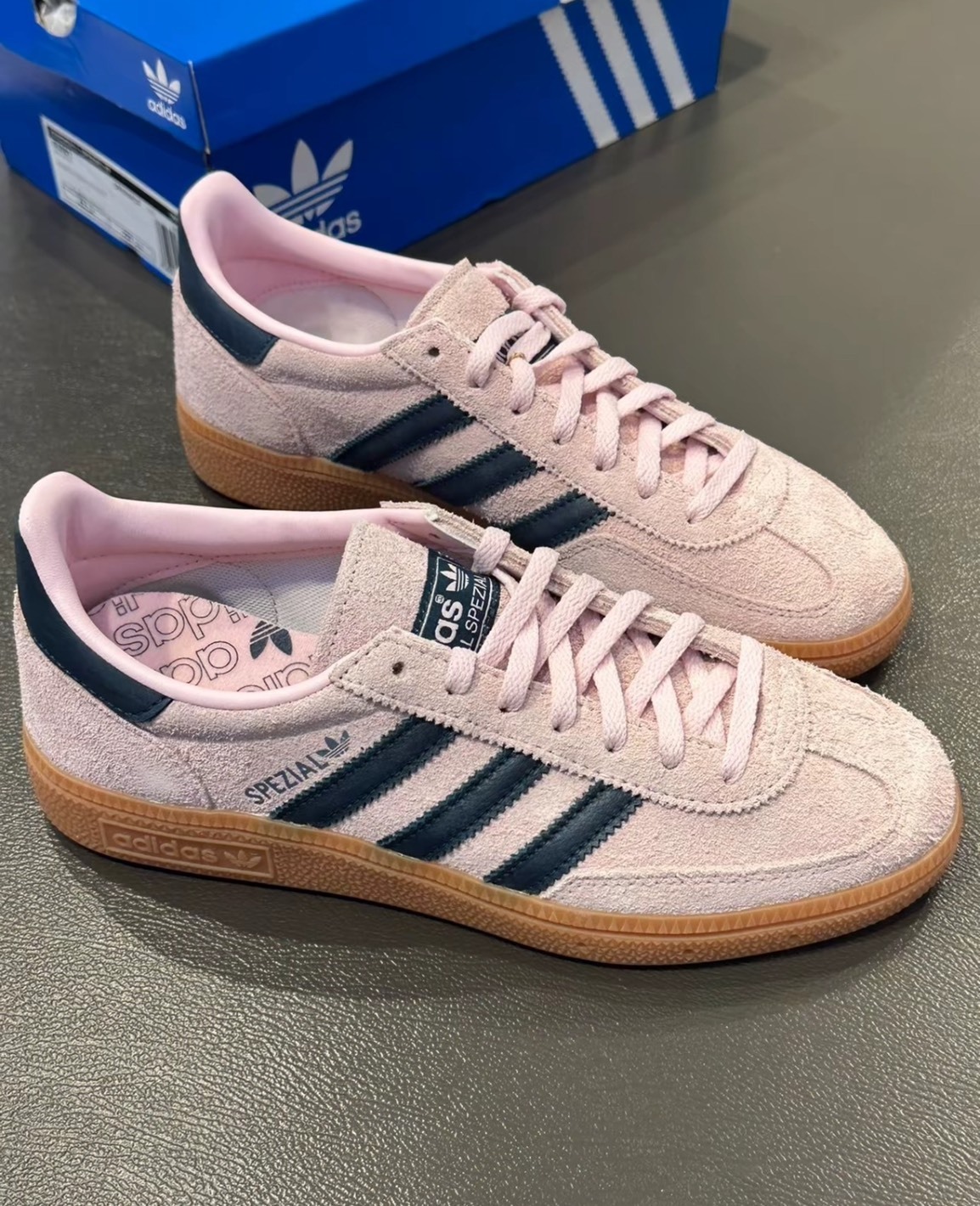 adidas Originals Handball Spezial 絨面革低幫板鞋｜復古甜酷女孩必備
