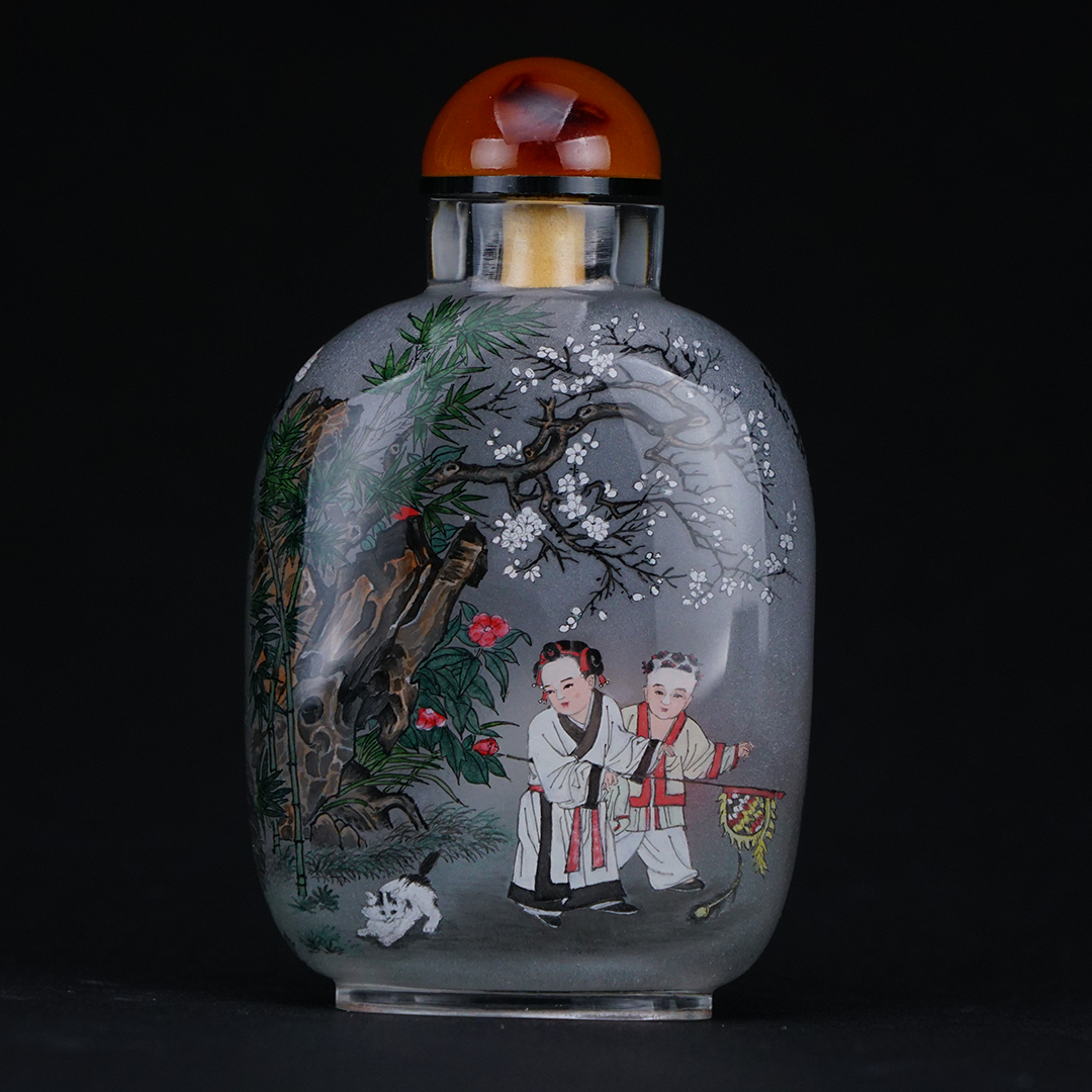 戲嬰圖鼻煙壺 妙筆描繪手足情深與家庭溫馨時光