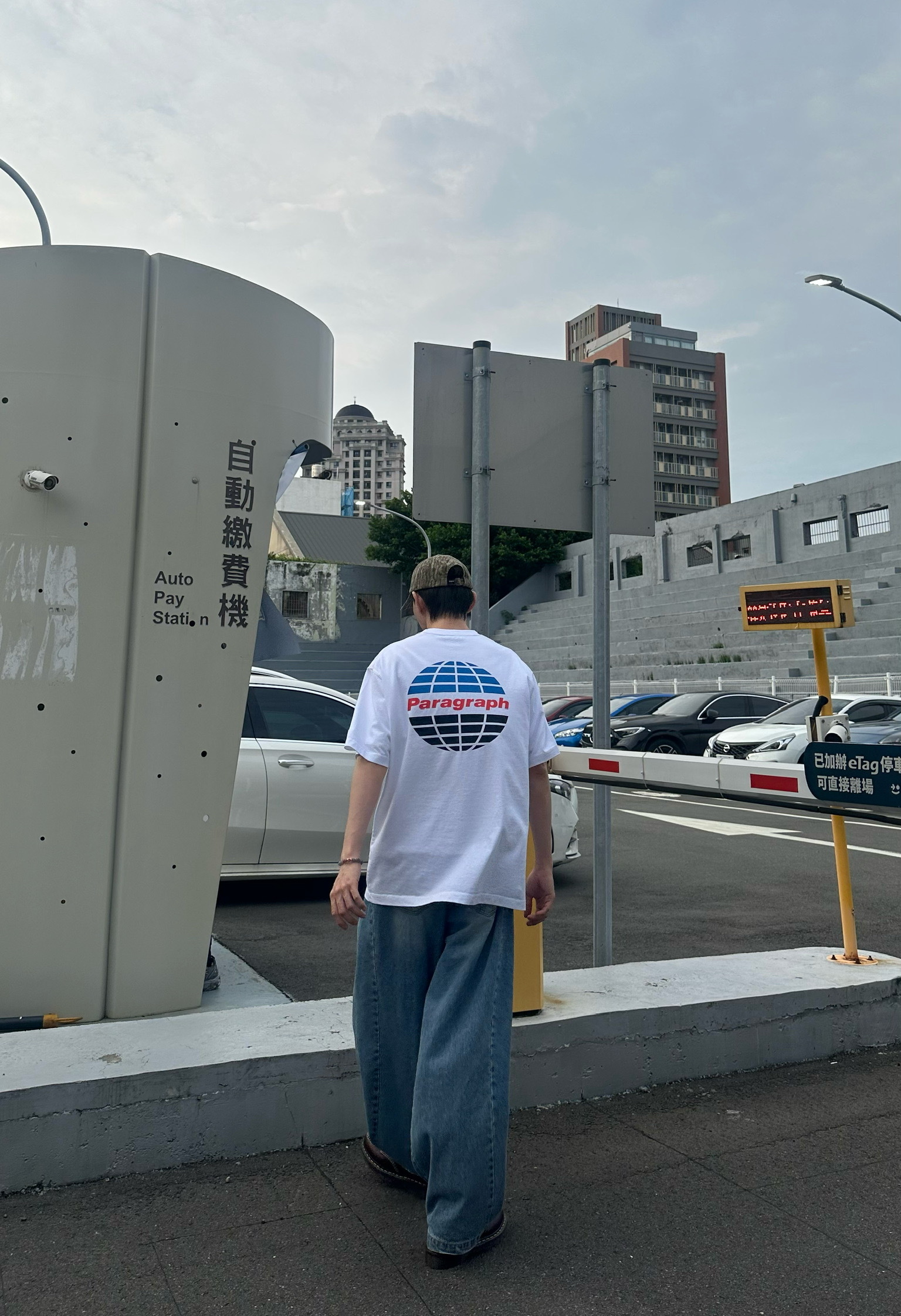 Paragraph 經典撞色地球T shirt