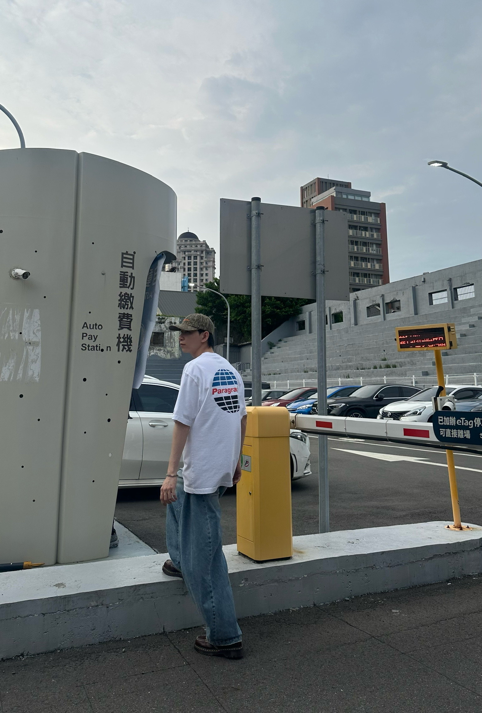 Paragraph 經典撞色地球T shirt