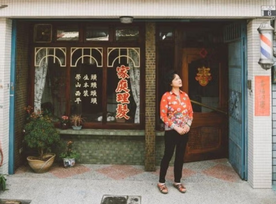 理髮店過往以男性為主，但戰後時期，開始出現專為女性服務的美髮店，燙髮、染髮成了流行。
