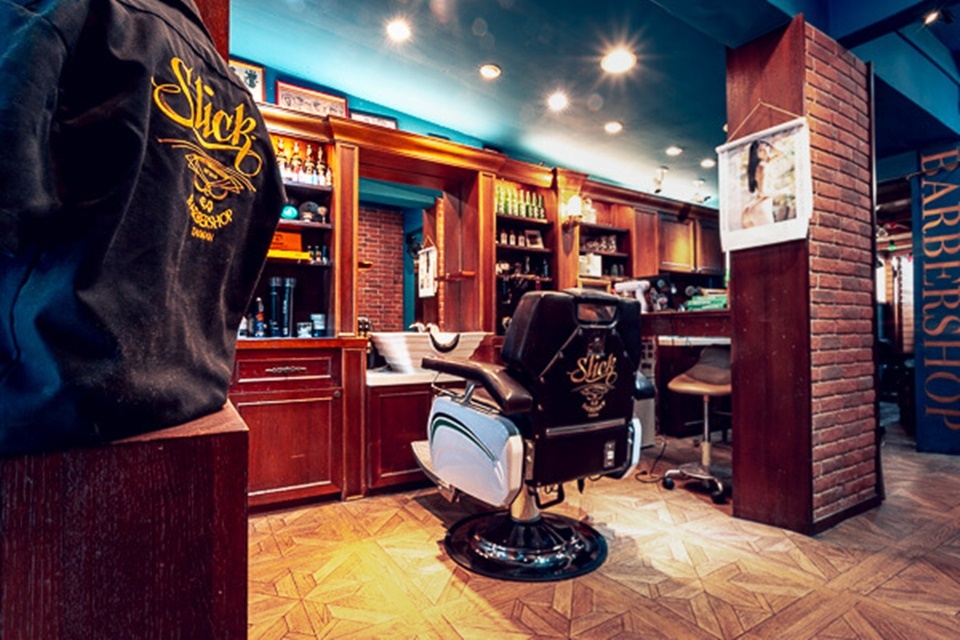 以濃厚的美式復古 Barbershop 風格著稱，理髮廳內裝潢充滿復古元素，營造出男人專屬的空間氛圍。