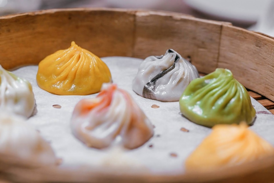 彩虹小籠湯包不只好吃，還超好拍，一籠有七種口味：原味、麻辣、翡翠、蟹黃、九層塔、松露和 XO 醬。