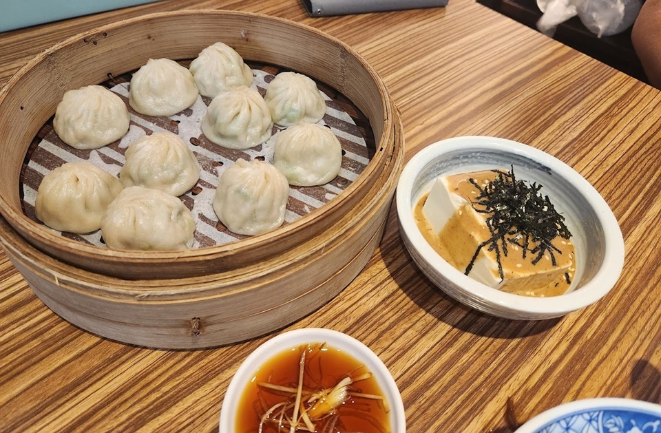 滷菩提蔬食料理的蔬食小籠湯包沒有豆味、沒有假肉感，青江菜與筍絲內餡搭配出新滋味。