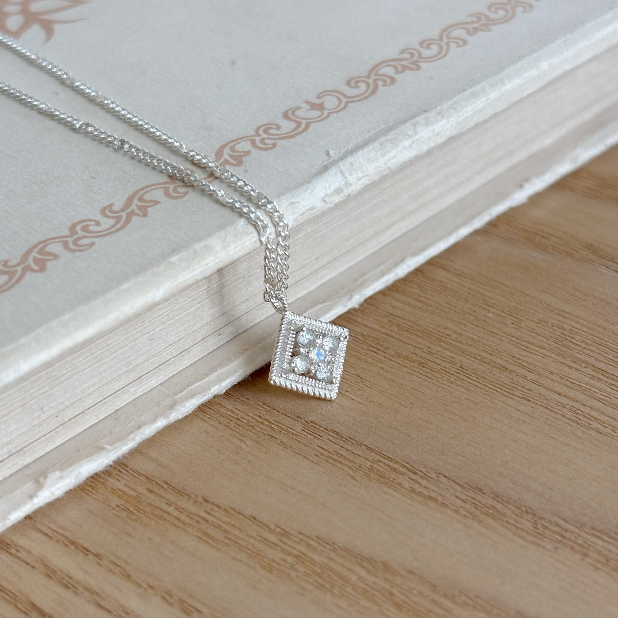 Frame白托帕月光石項鍊