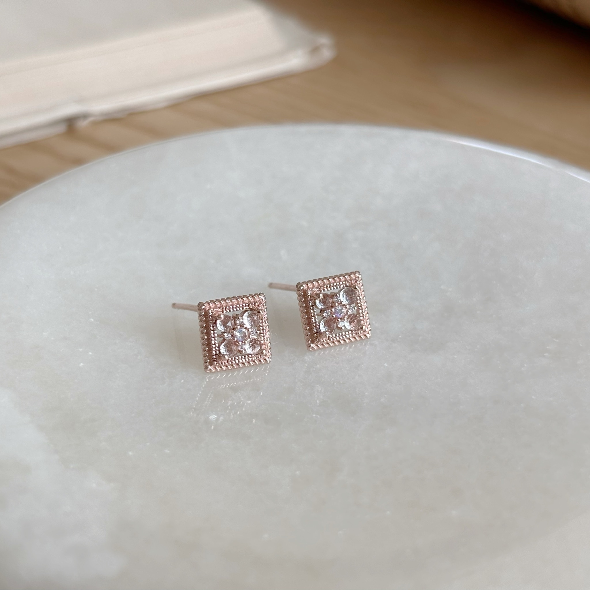 Frame白托帕月光石耳環