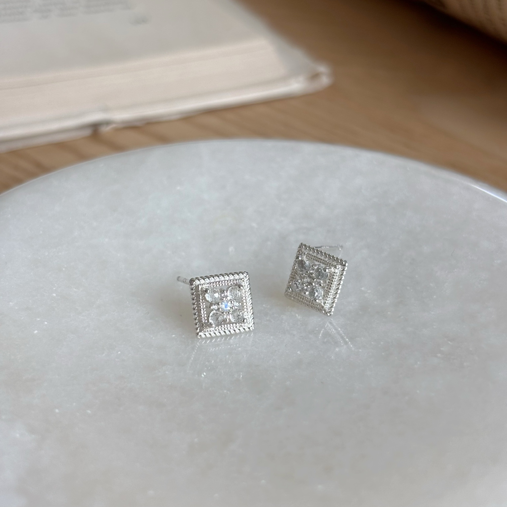 Frame白托帕月光石耳環