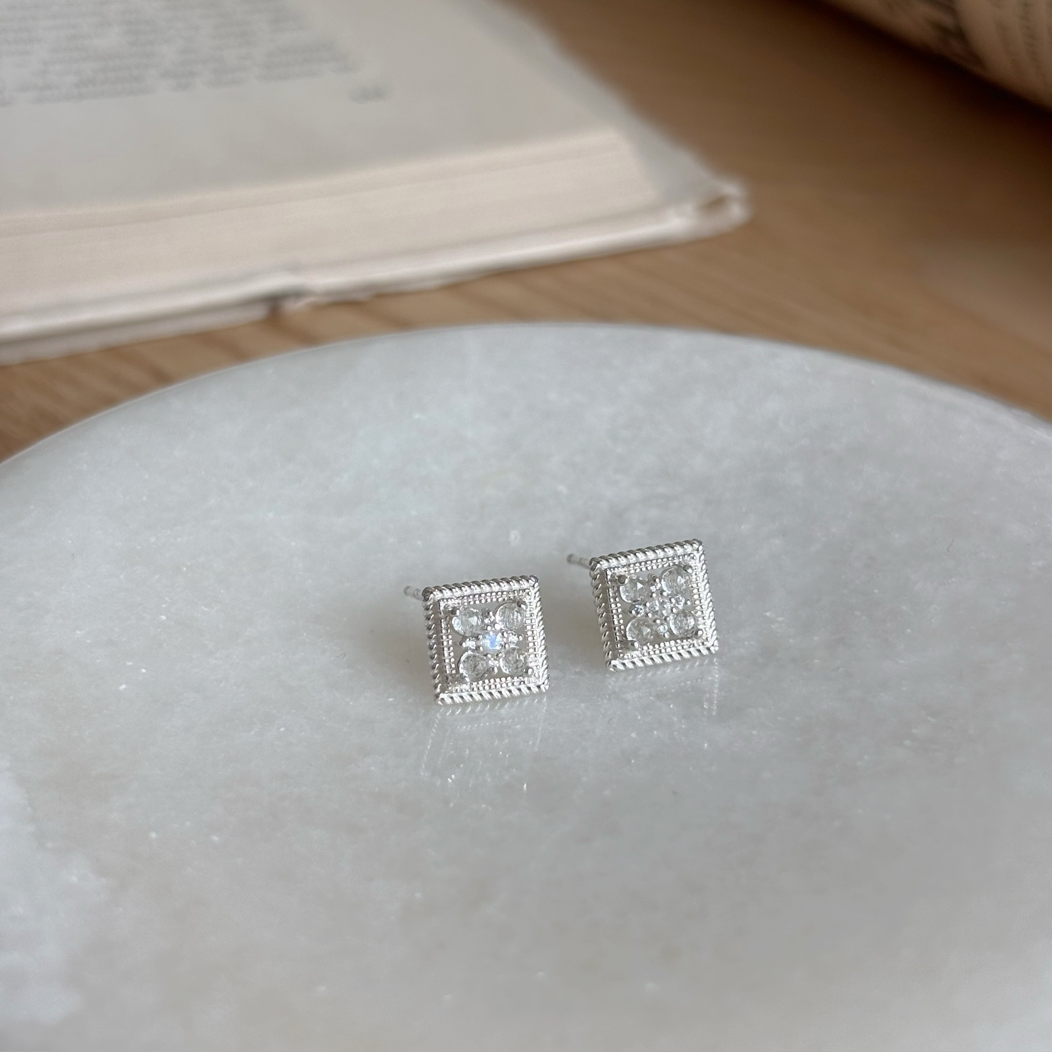 Frame白托帕月光石耳環