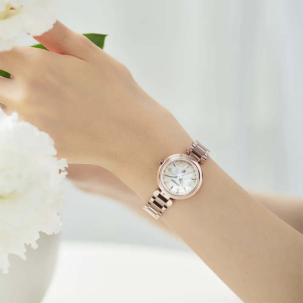 萬年鐘錶 - Citizen 星辰錶  XC  光動能電波白蝶貝櫻花粉紅金鈦金屬女錶  ES9467-71Y 錶徑29MM