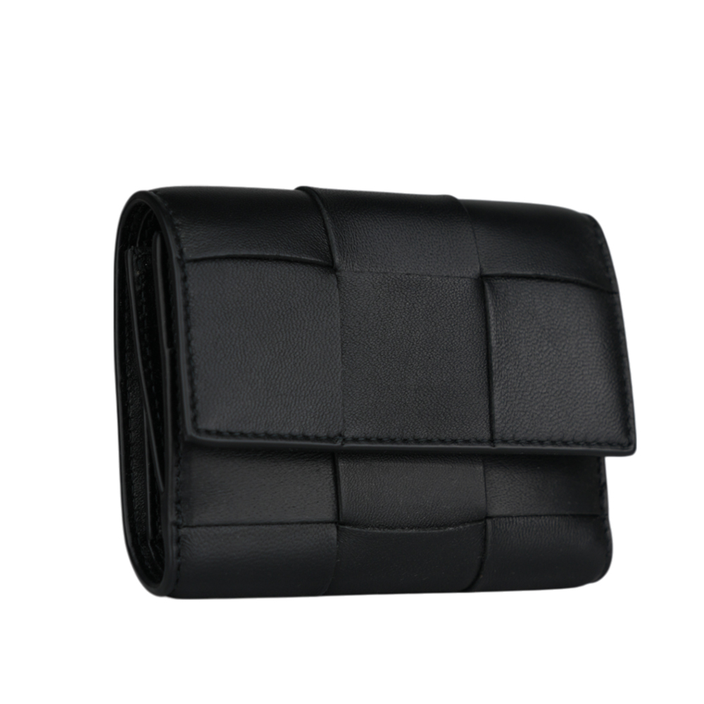 【BOTTEGA VENETA】Cassette 大格小羊皮編織三折短夾(黑色) 814686 VCQC1 8425