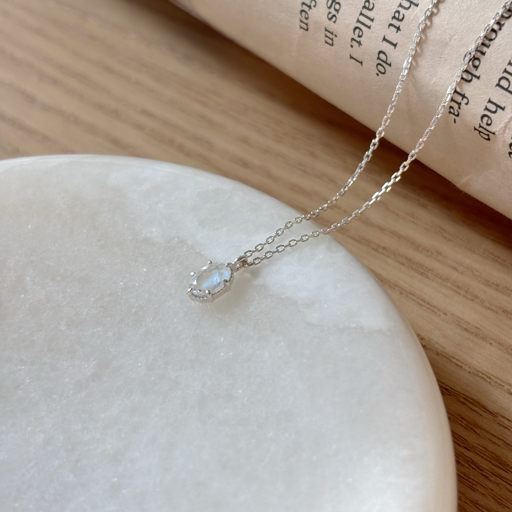 六爪小橢圓月光石項鍊