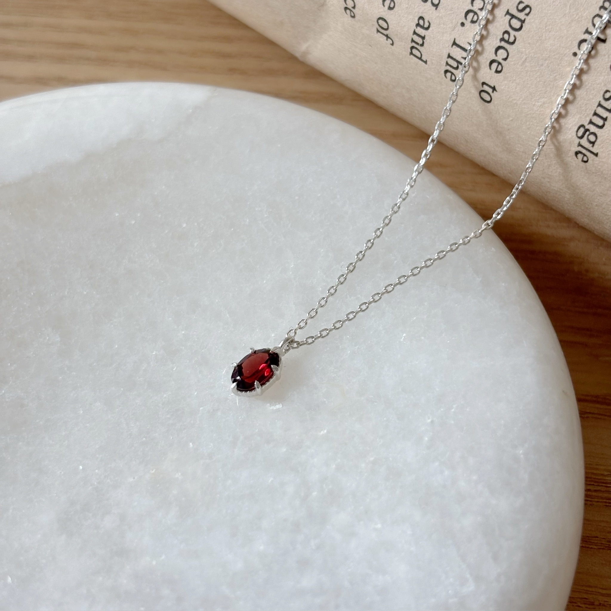 六爪小橢圓石榴石項鍊