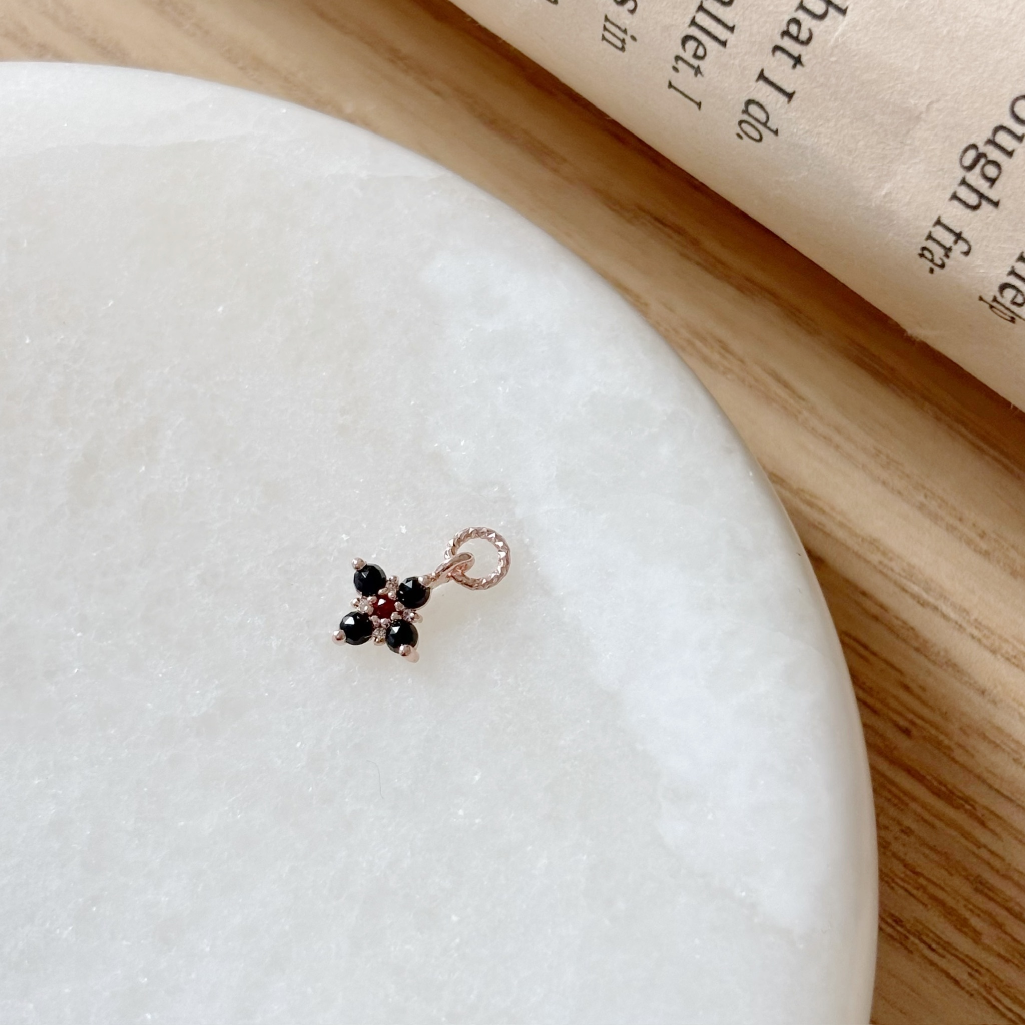 Fortune黑尖晶石榴石耳墜