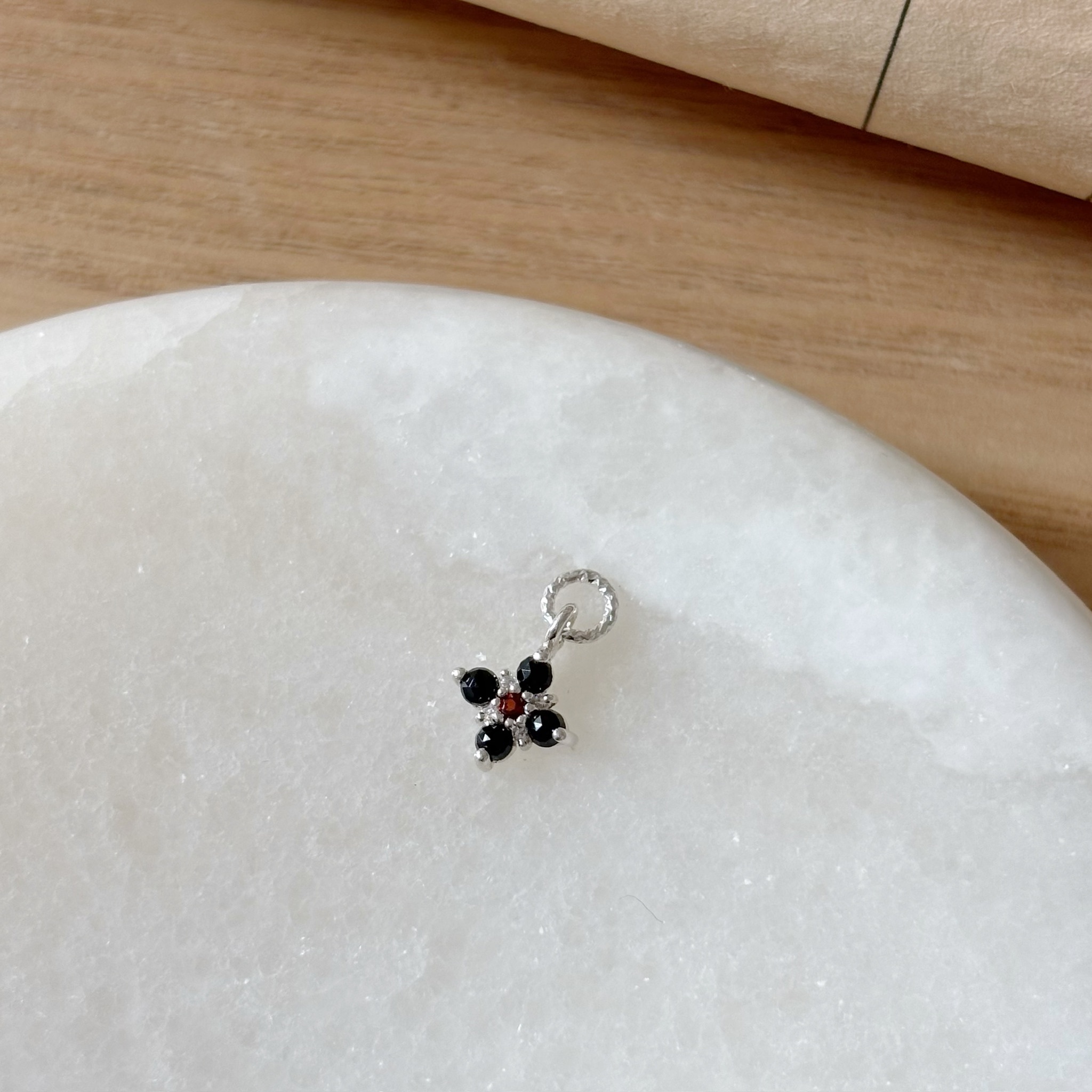 Fortune黑尖晶石榴石耳墜