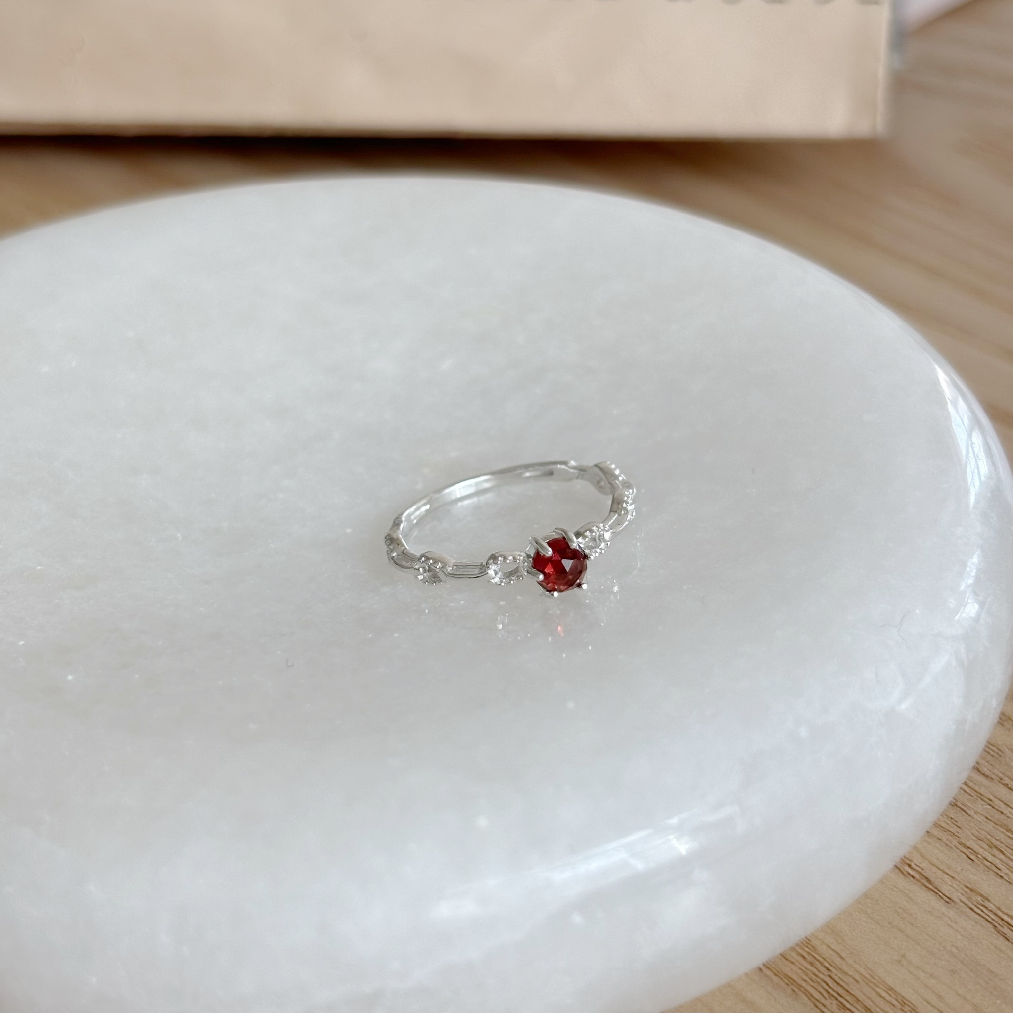 Rosette石榴石戒指