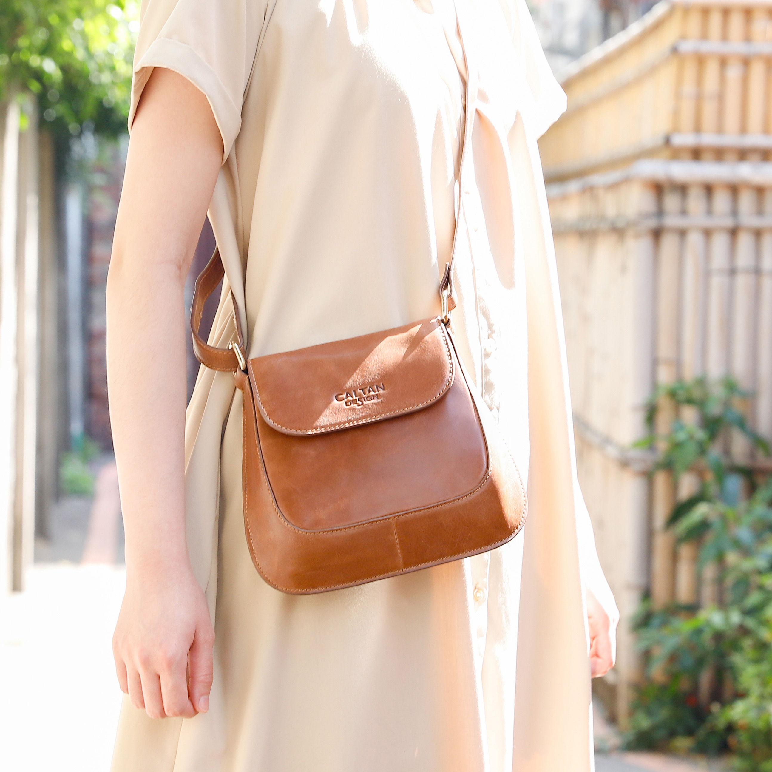 原丘真皮掀蓋斜背包-兩色(5543)