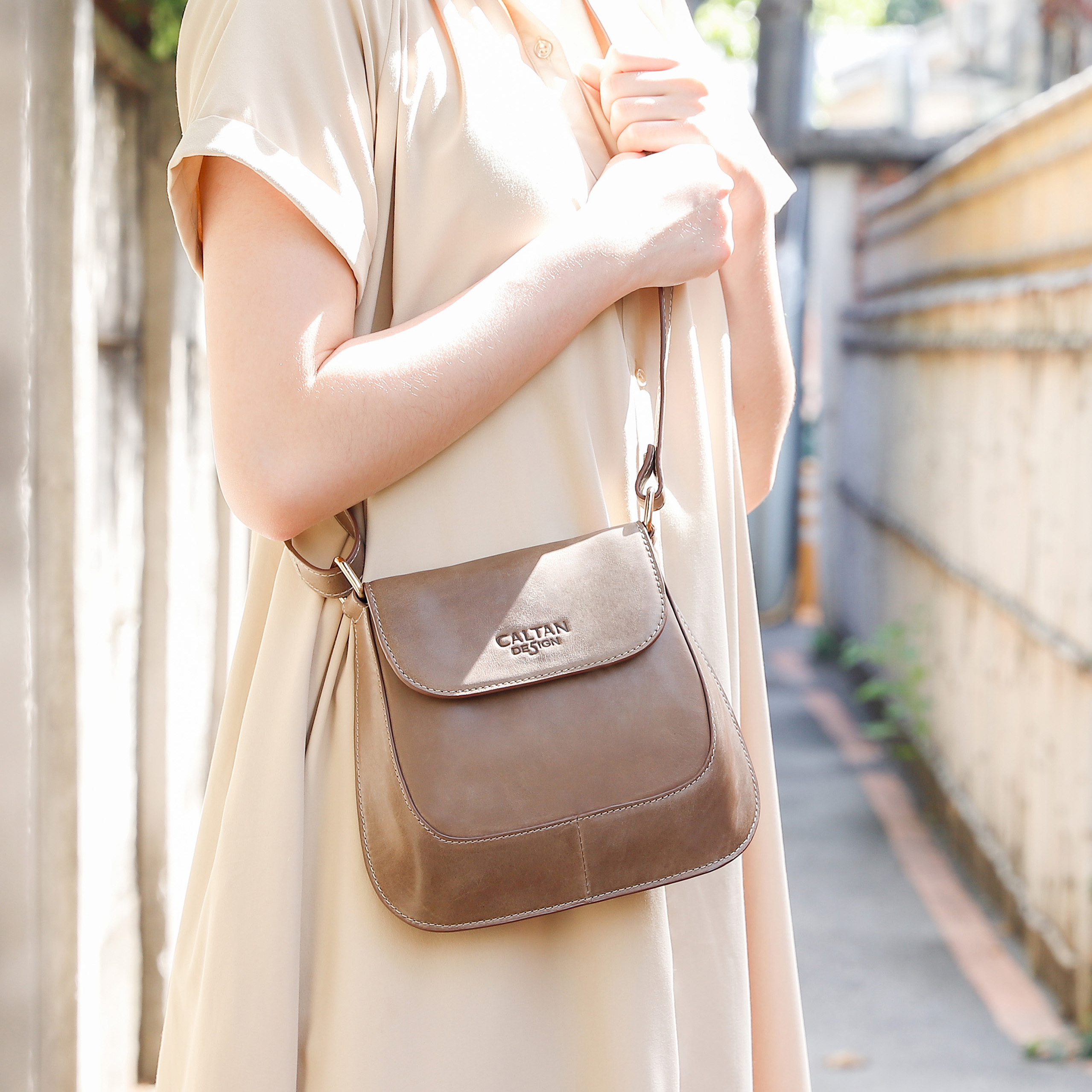 原丘真皮掀蓋斜背包-兩色(5543)