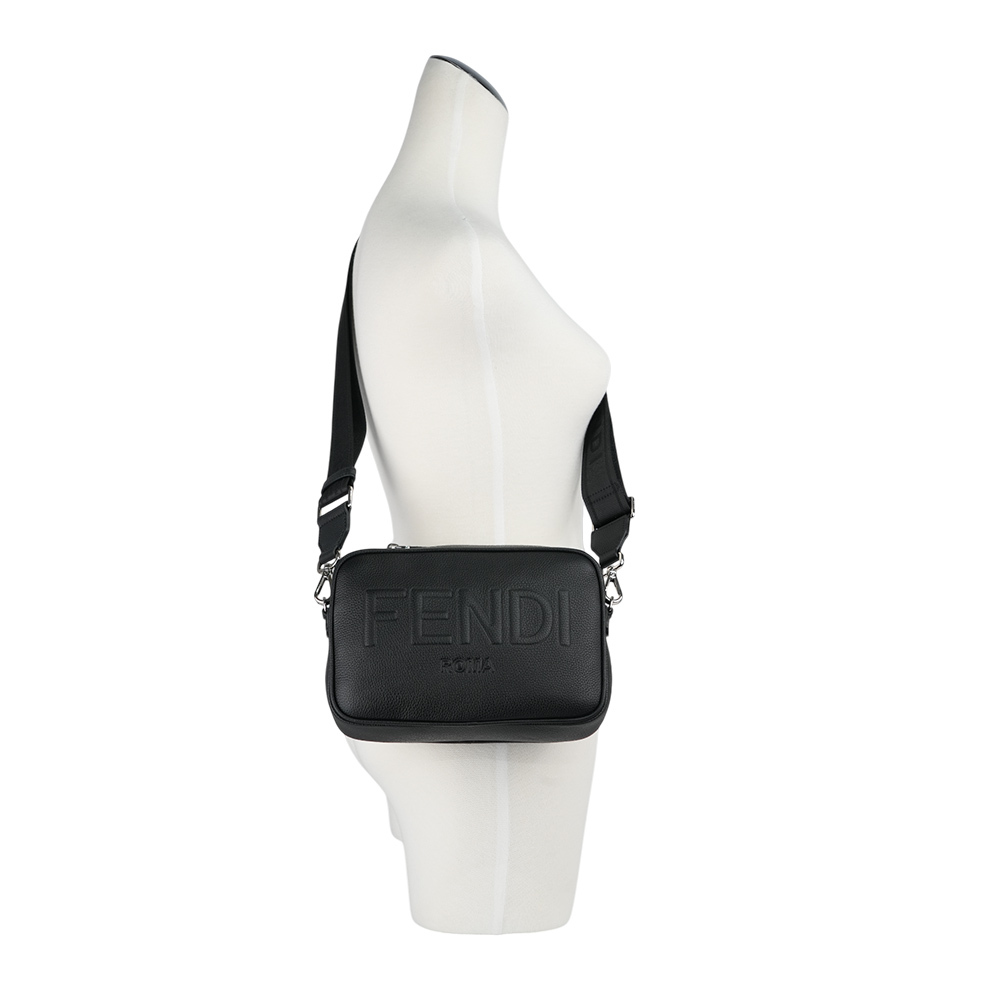【FENDI】Roma 縫線標誌紋理皮革相機包/斜背包(黑色) 7M0286 AMAC F0GXN