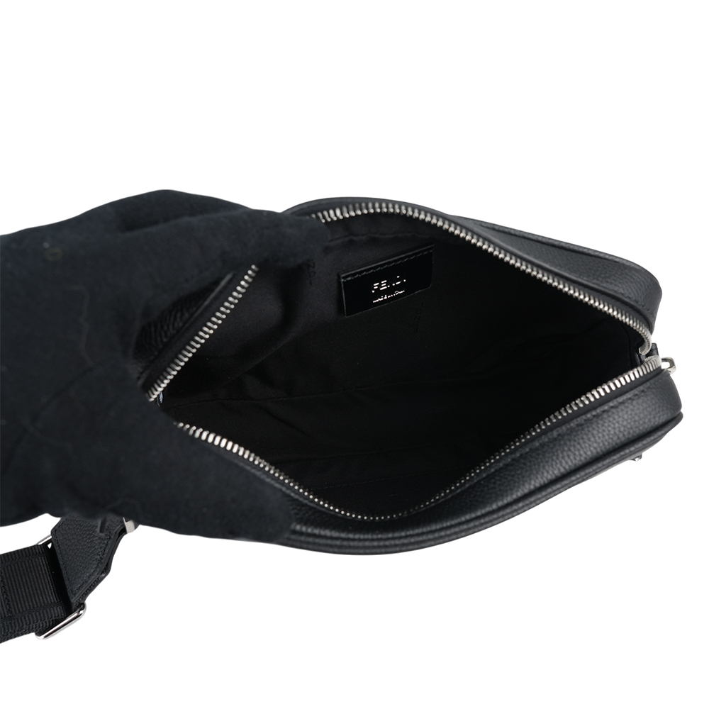 【FENDI】Roma 縫線標誌紋理皮革相機包/斜背包(黑色) 7M0286 AMAC F0GXN