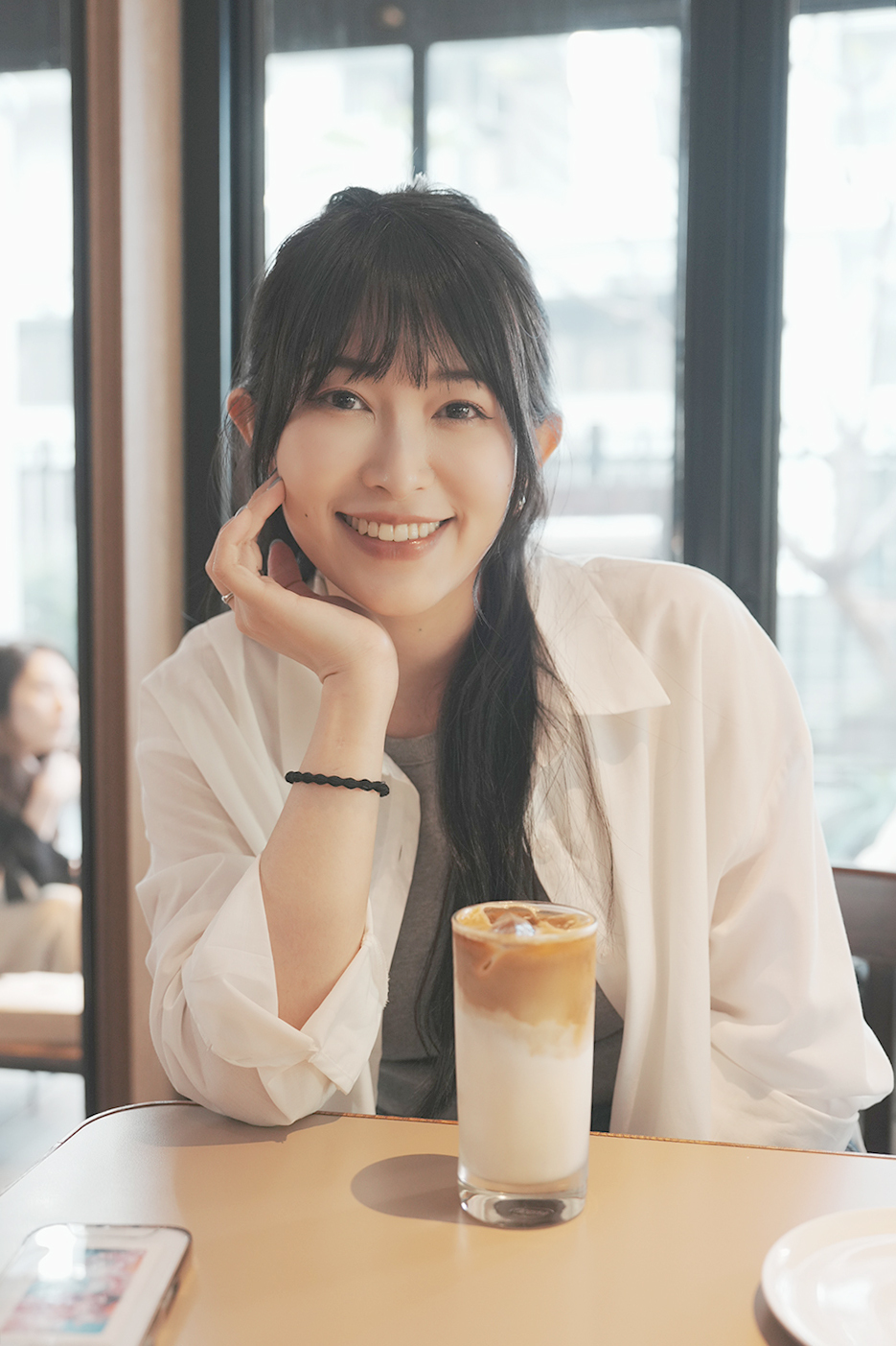 美麗的女子戴著耳環在咖啡廳
