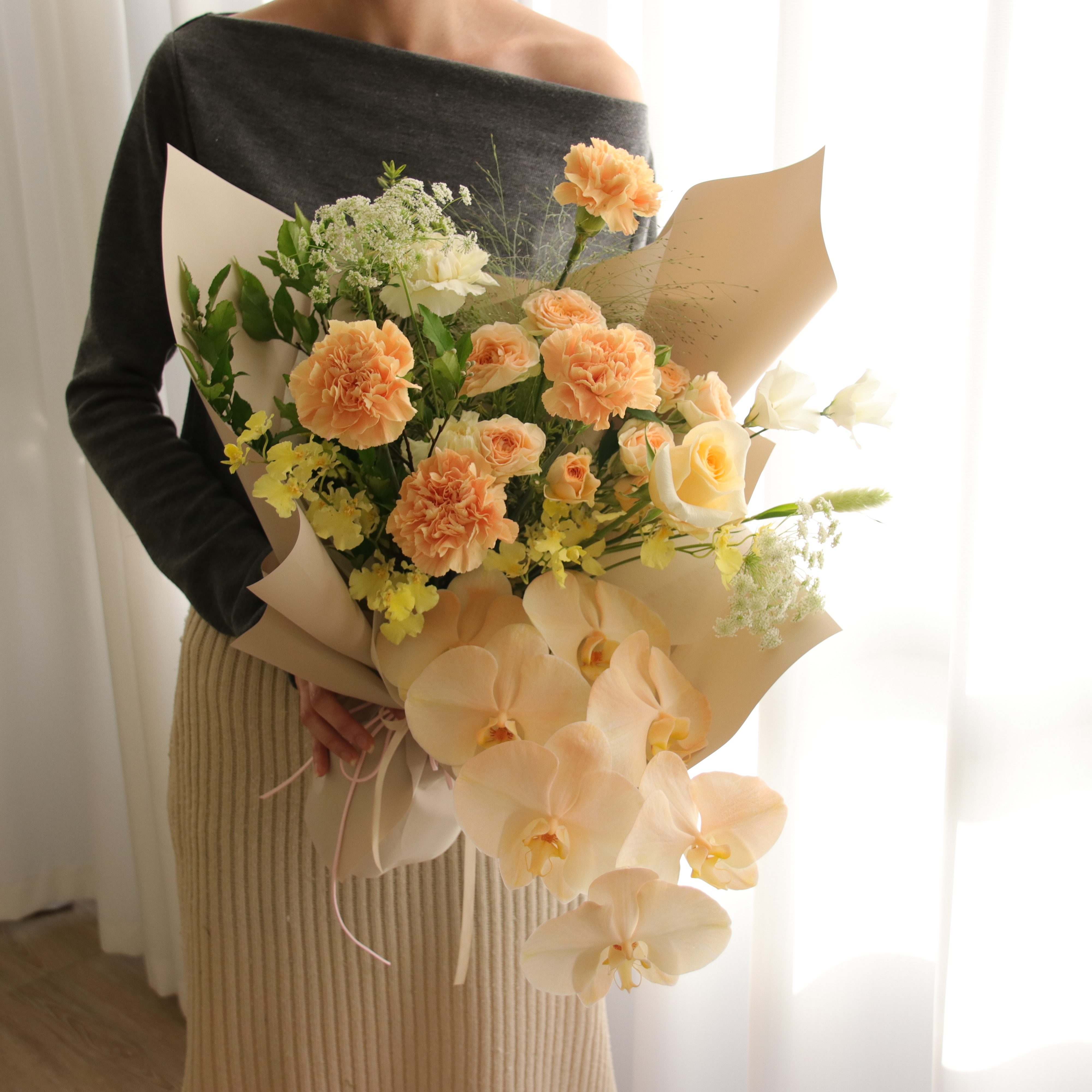 暖日洋洋 暖橘色康乃馨蘭花綜合花束（此束可選不同尺寸與色系）