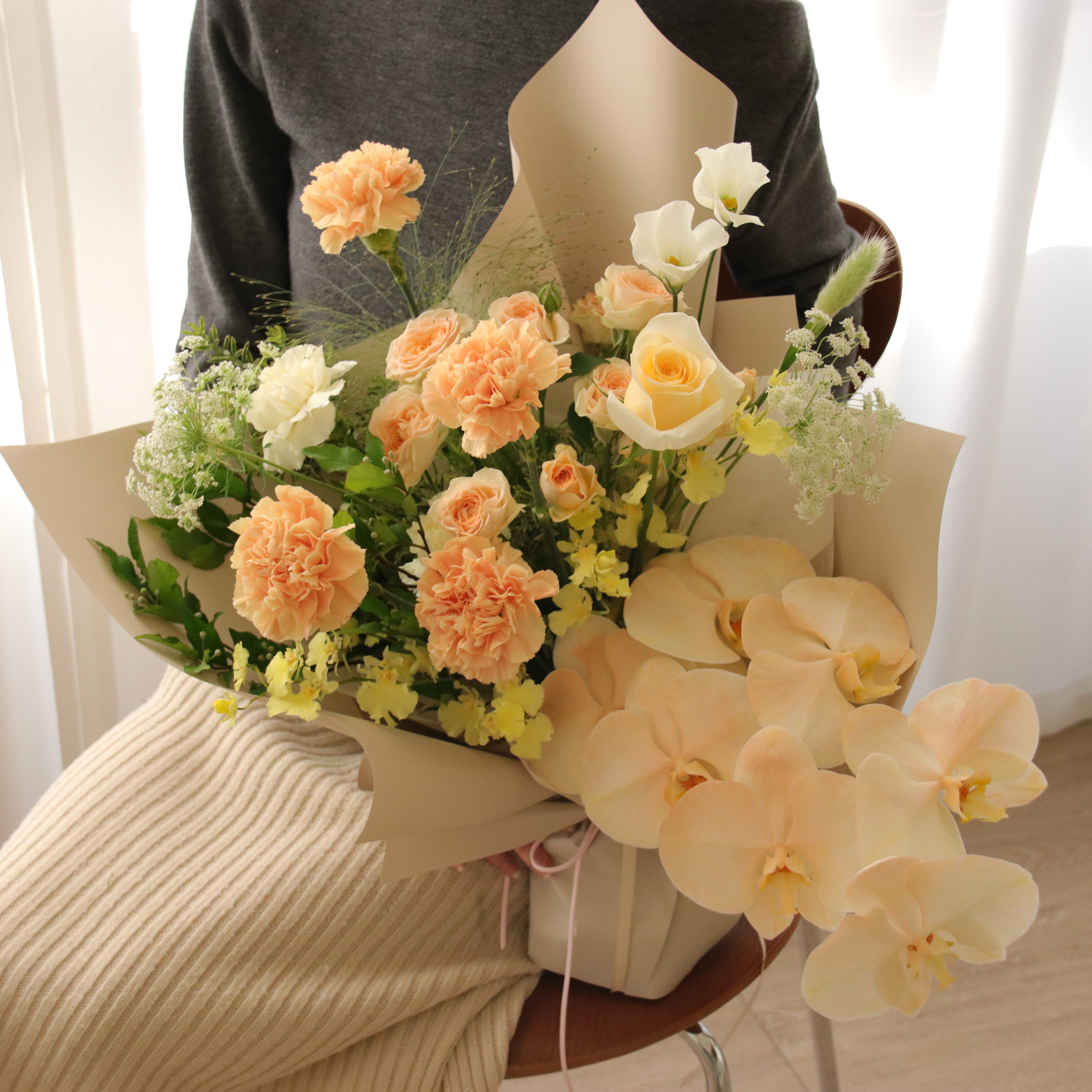 暖日洋洋 暖橘色康乃馨蘭花綜合花束（此束可選不同尺寸與色系）