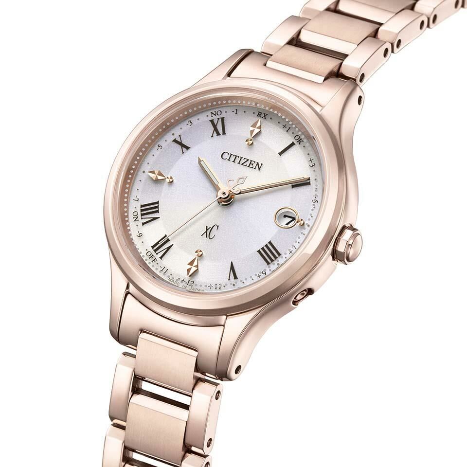 萬年鐘錶 - Citizen 星辰錶  XC  hikari 系列  光動能電波櫻花粉紅金鈦金屬女錶  ES9497-96A 錶徑27MM