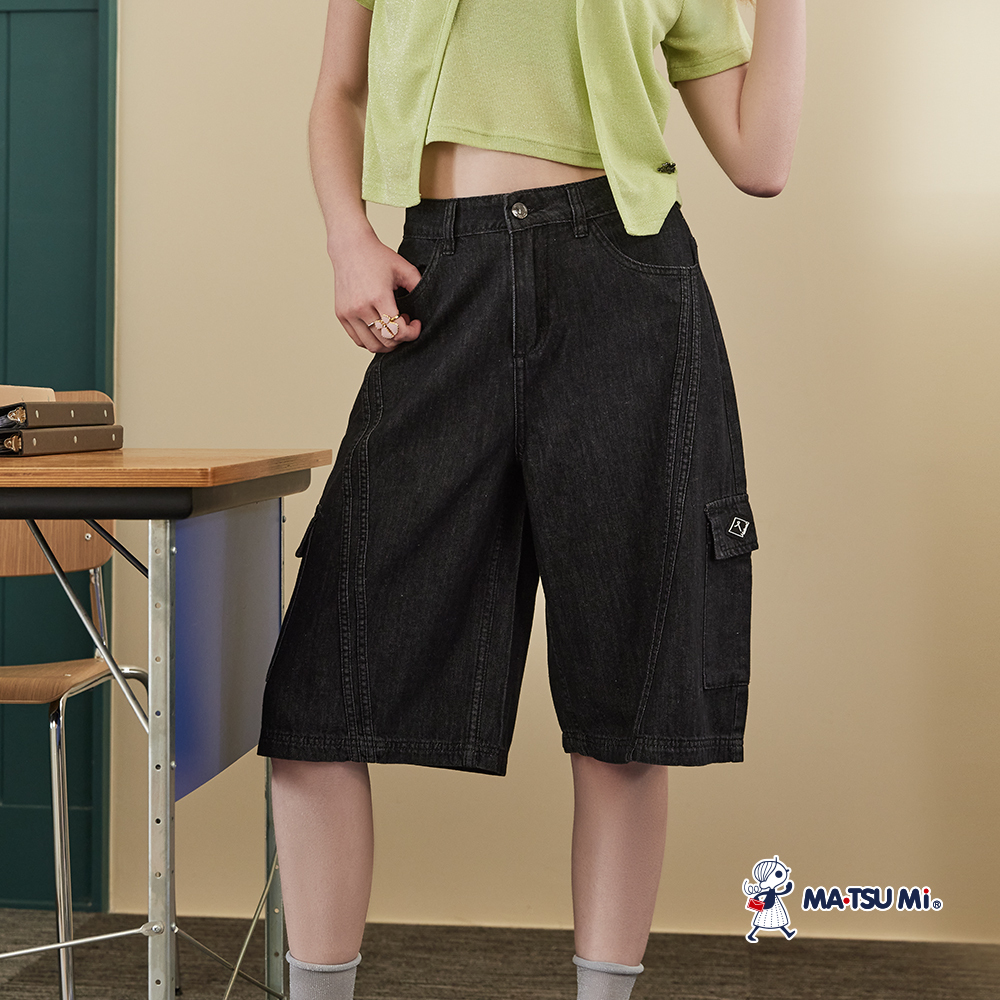 MA‧TSU Mi 工裝大口袋剪裁線條品牌logo丹寧水洗五分寬褲(深灰)