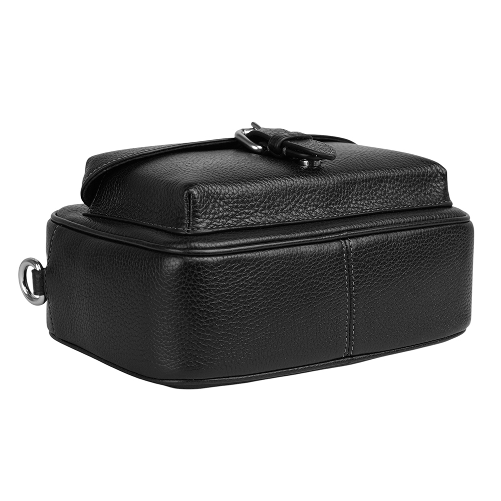 【COACH】Warner 銀釦粒紋皮革拉鍊斜背包(黑色) CW218 SVBK