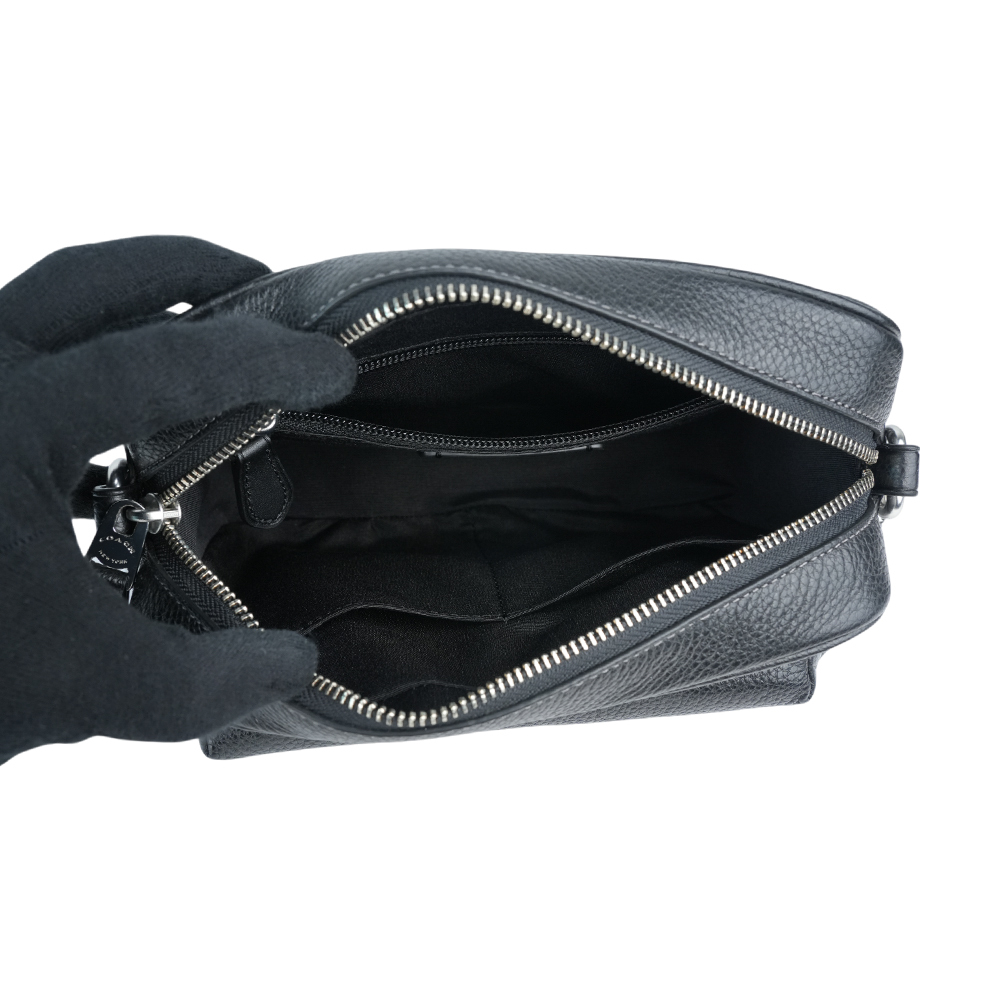 【COACH】Warner 銀釦粒紋皮革拉鍊斜背包(黑色) CW218 SVBK