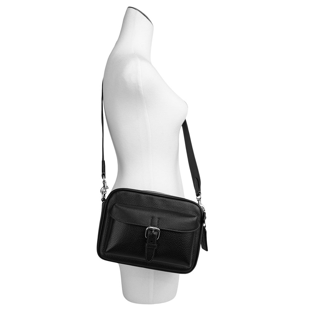 【COACH】Warner 銀釦粒紋皮革拉鍊斜背包(黑色) CW218 SVBK