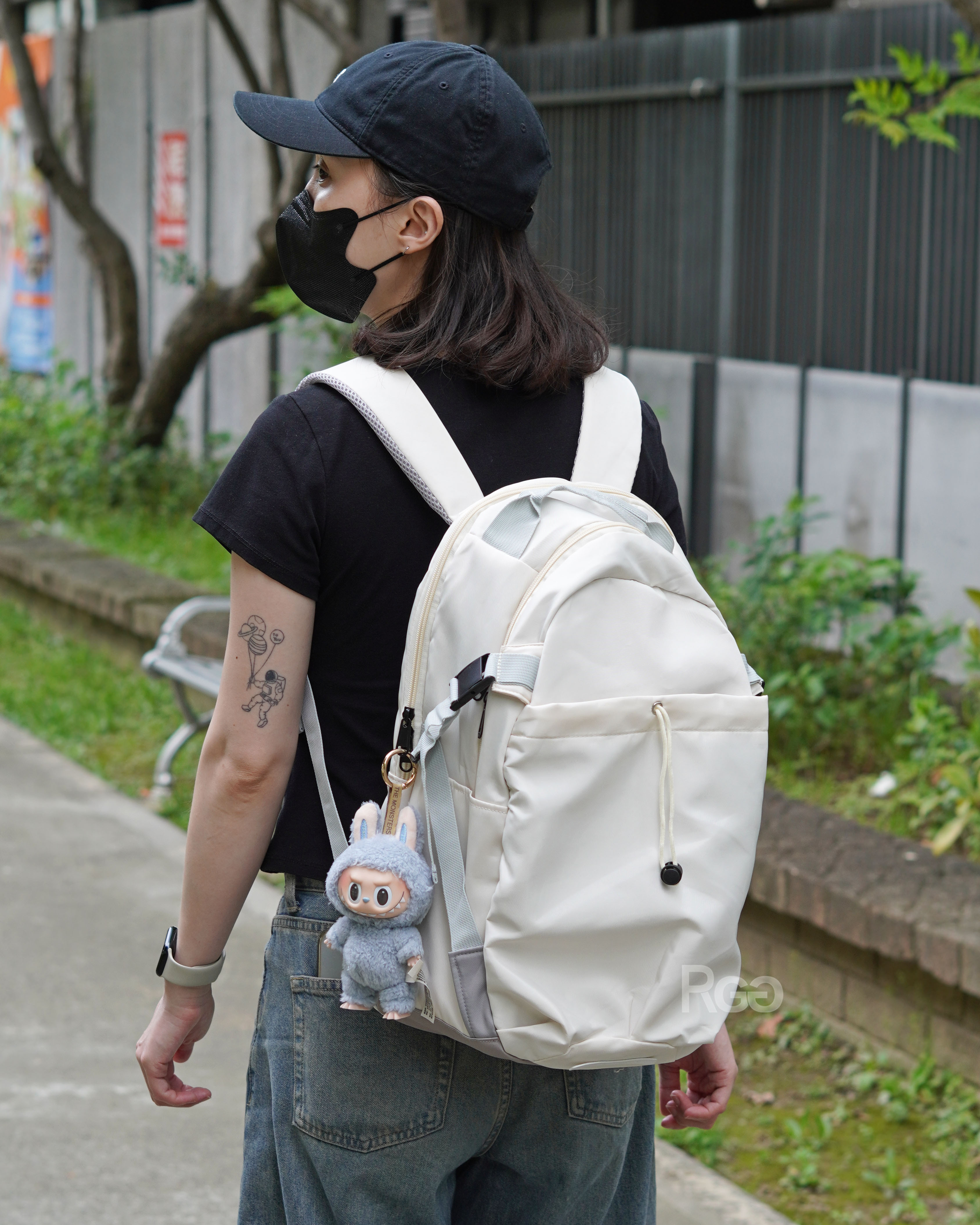 女模背著輕量機能束口夾層後背包白色