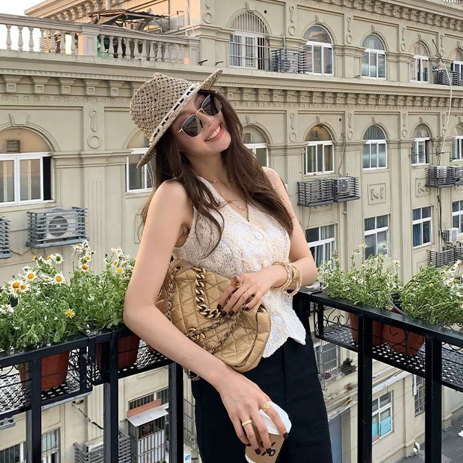 奶油白蕾絲V領排釦背心上衣S-L (Elegant & Love)