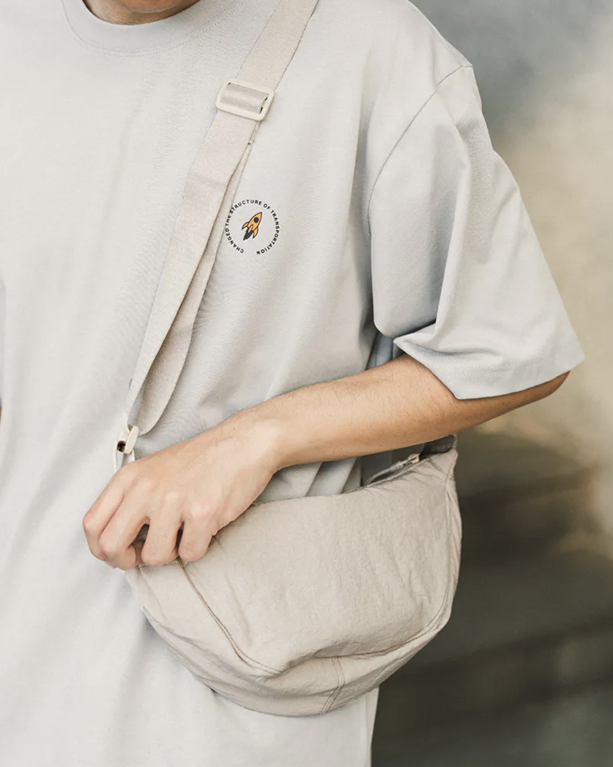 男模提尼龍半月型側背包奶杏