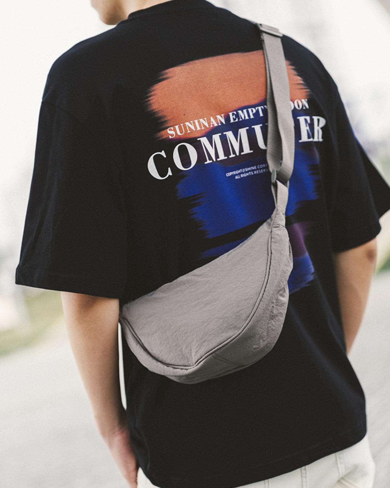 男模背尼龍半月型側背包灰色