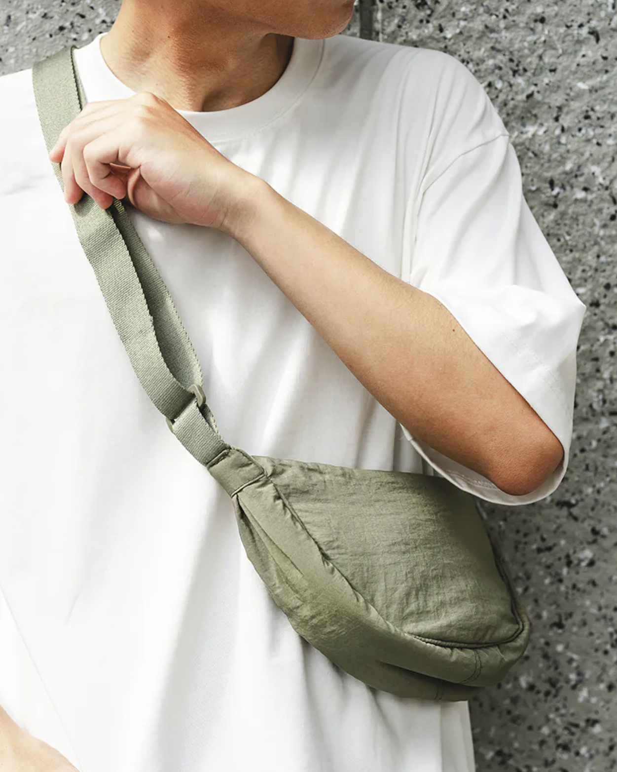 男模背尼龍半月型側背包綠色