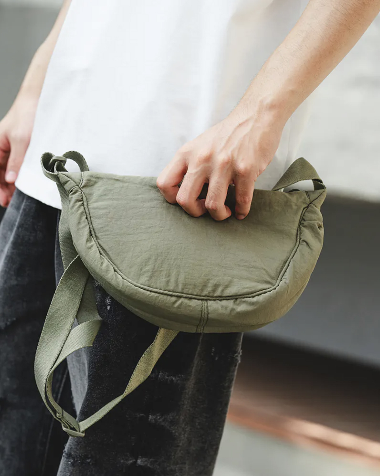 男模提尼龍半月型側背包綠色