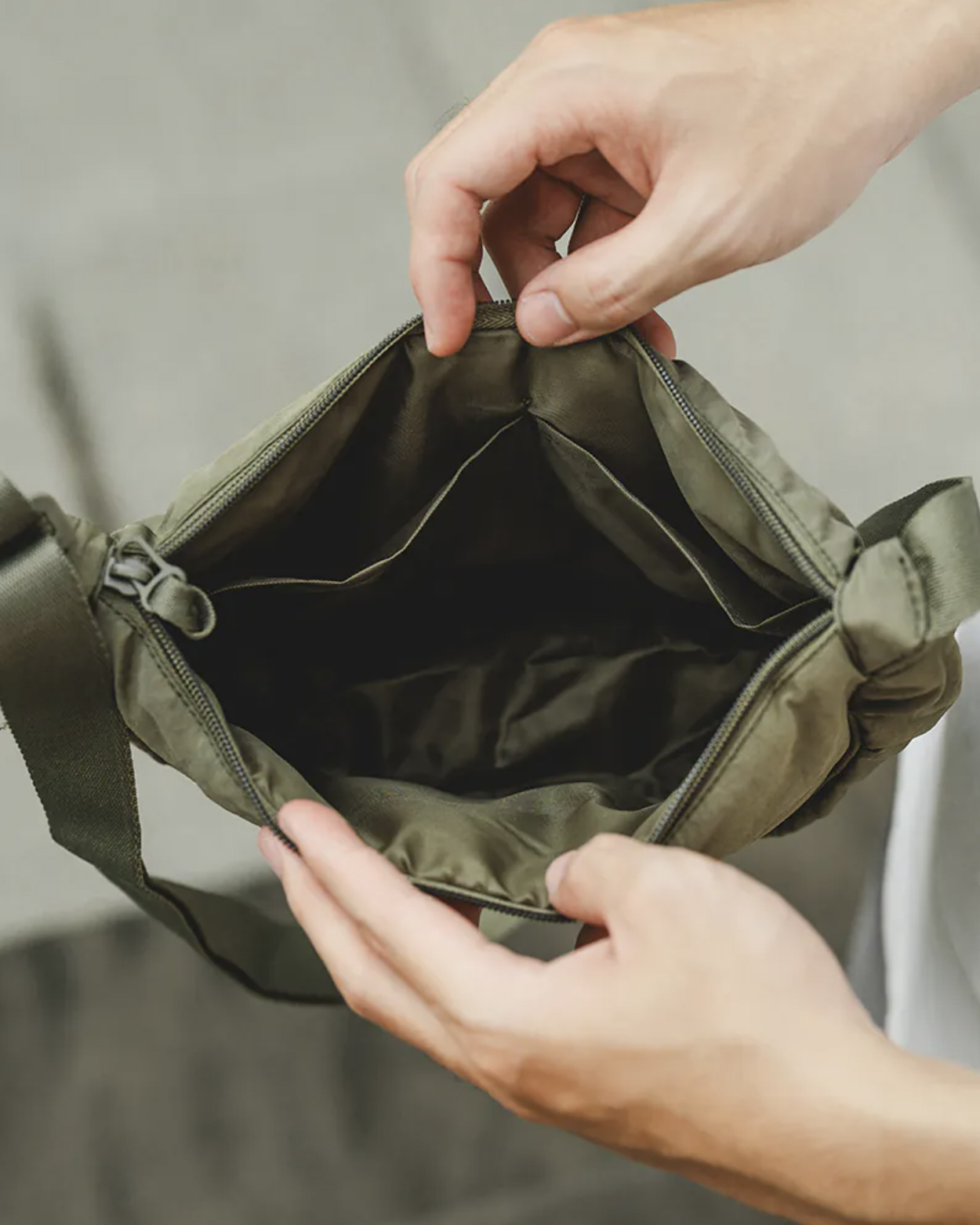 尼龍半月型側背包綠色內裡照