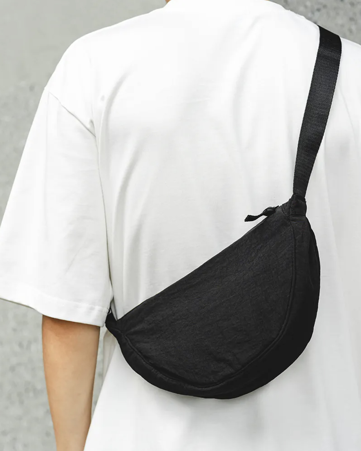 男模背尼龍半月型側背包黑色