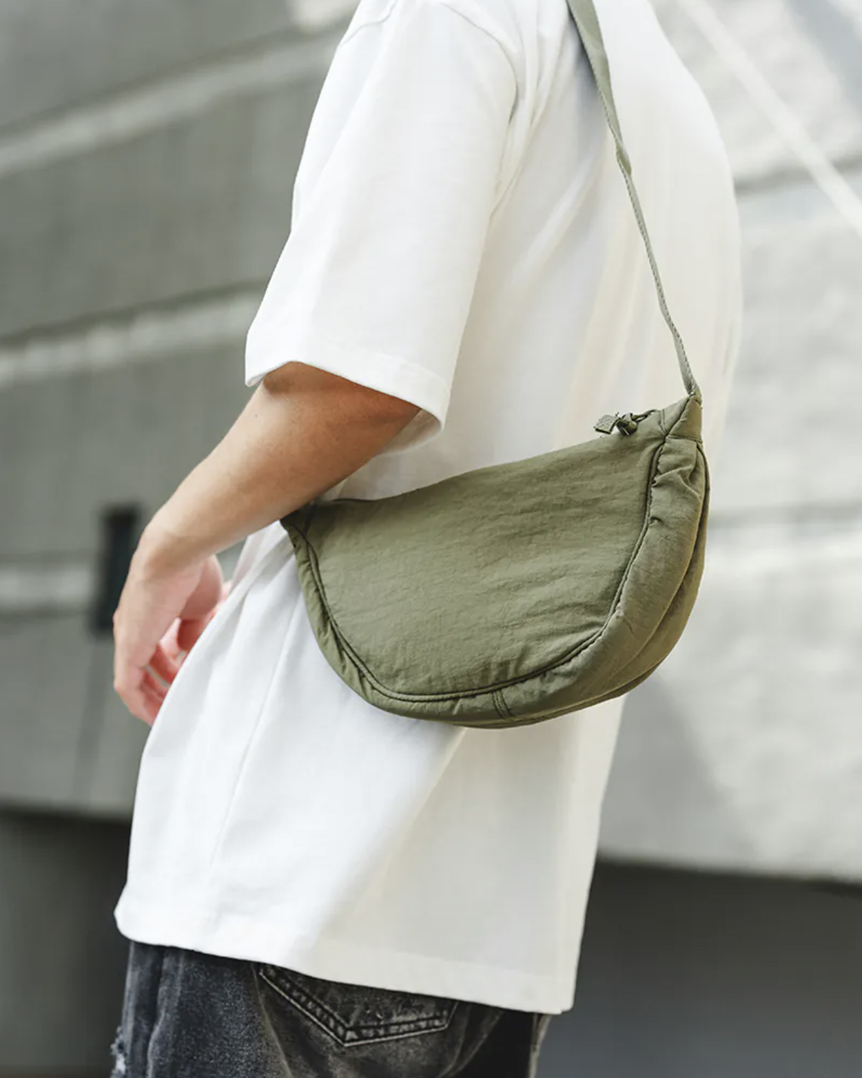 男模著尼龍半月型側背包綠色