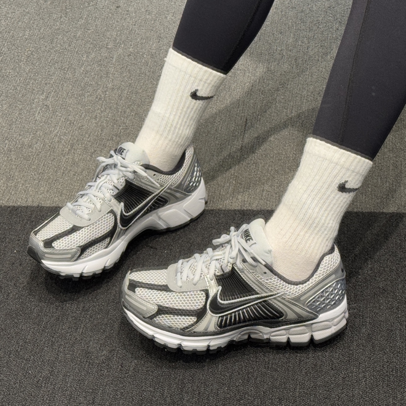 NIKE ZOOM VOMERO 5 金屬銀黑 運動鞋 舒適 男鞋 FJ4151-004