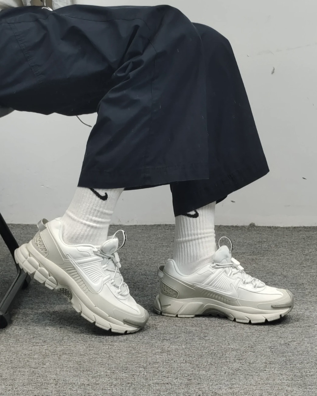<撿便宜囉> NG-NIKE ZOOM VOMERO ROAM 防潑水 骨白灰