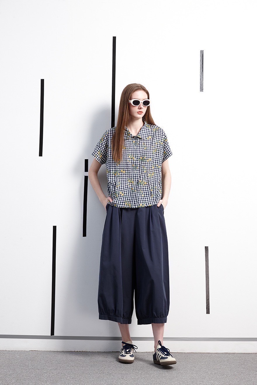 日本質感棉藍白格小繡花田園風修身廓形上衣W6011