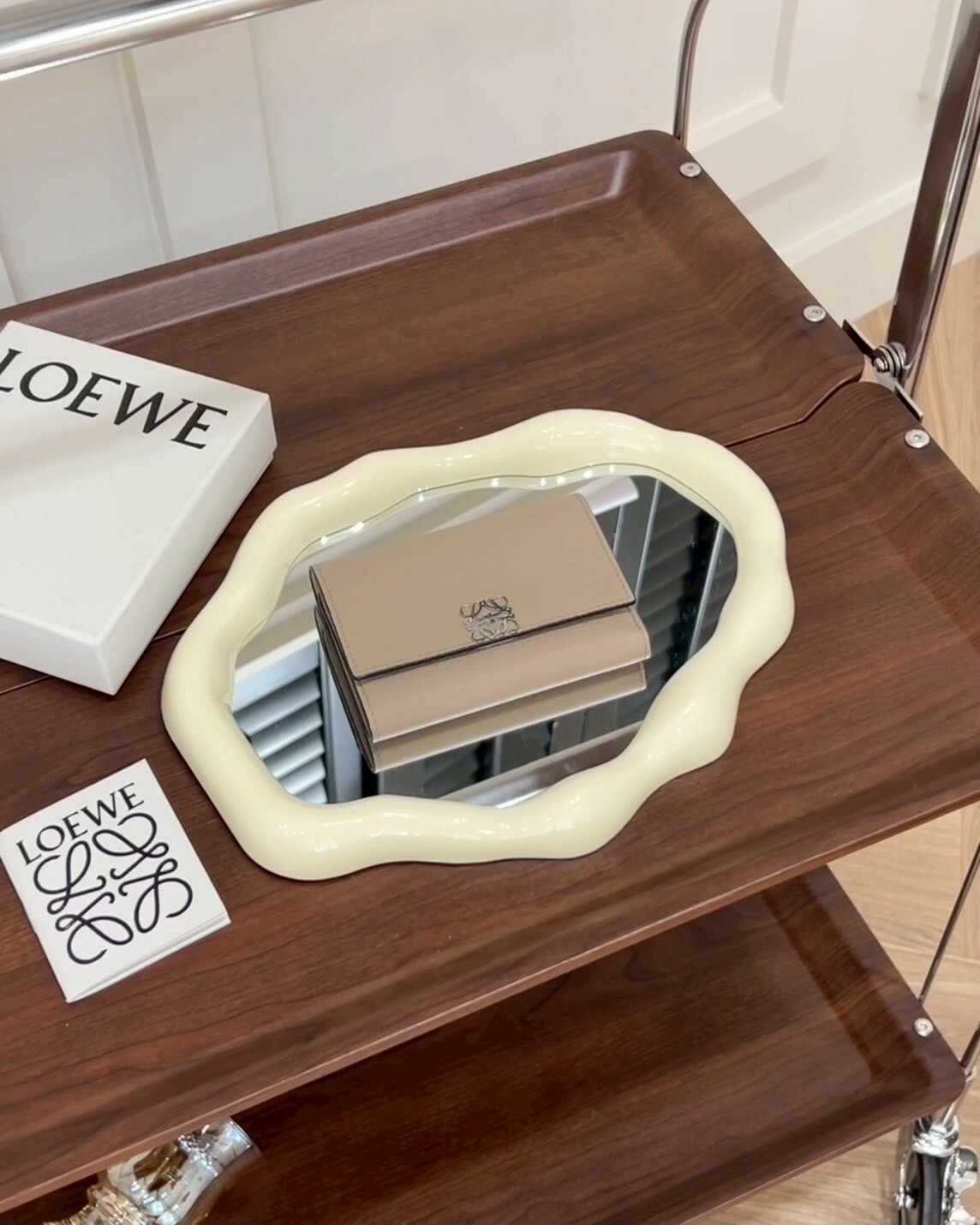 LOEWE｜粒面小牛皮小號三折短夾 沙色