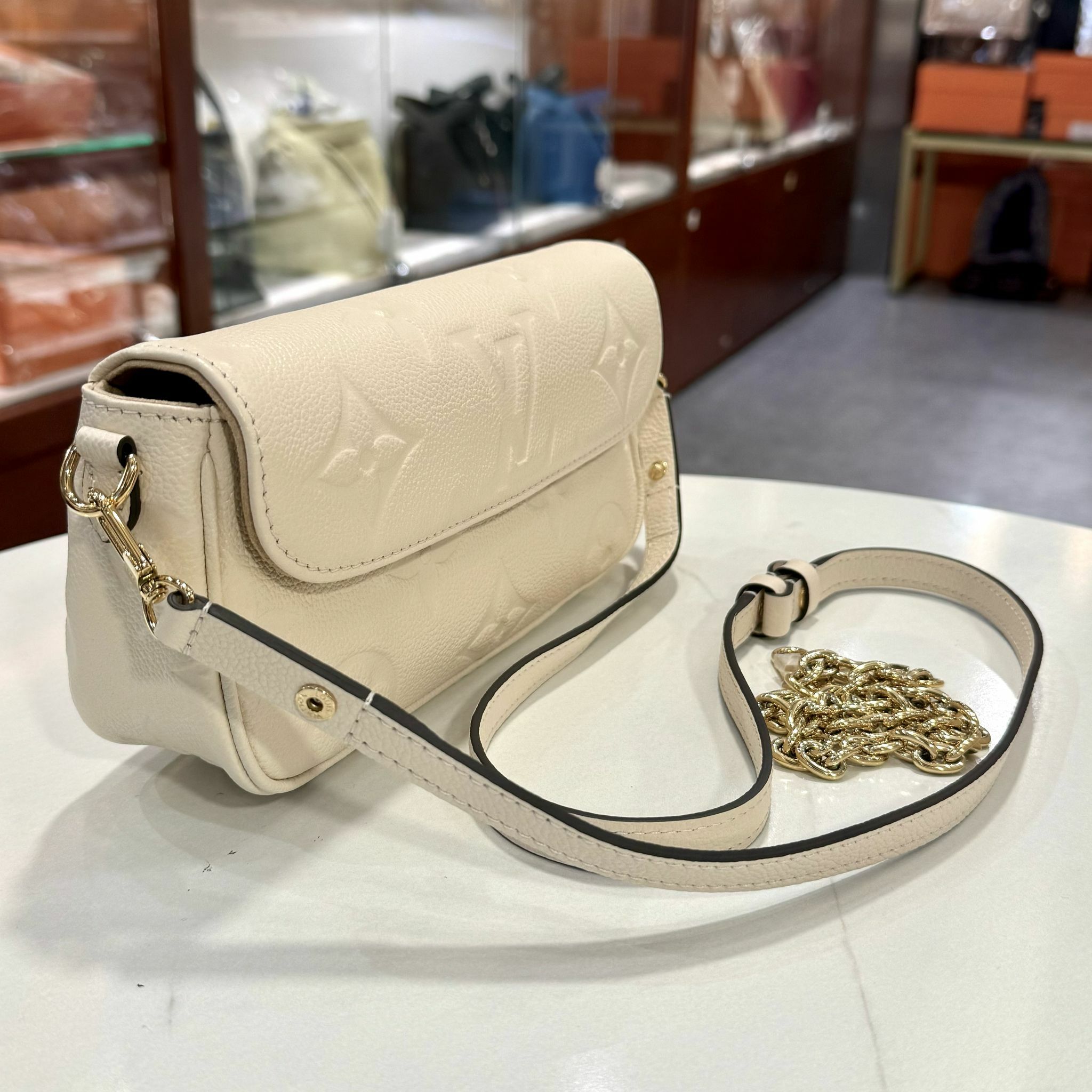 全新LV手挽/斜揹袋 M82210 奶油白/金扣 Monogram壓花 Wallet on Chain Ivy bag #BRAND NEW #香榭站正品