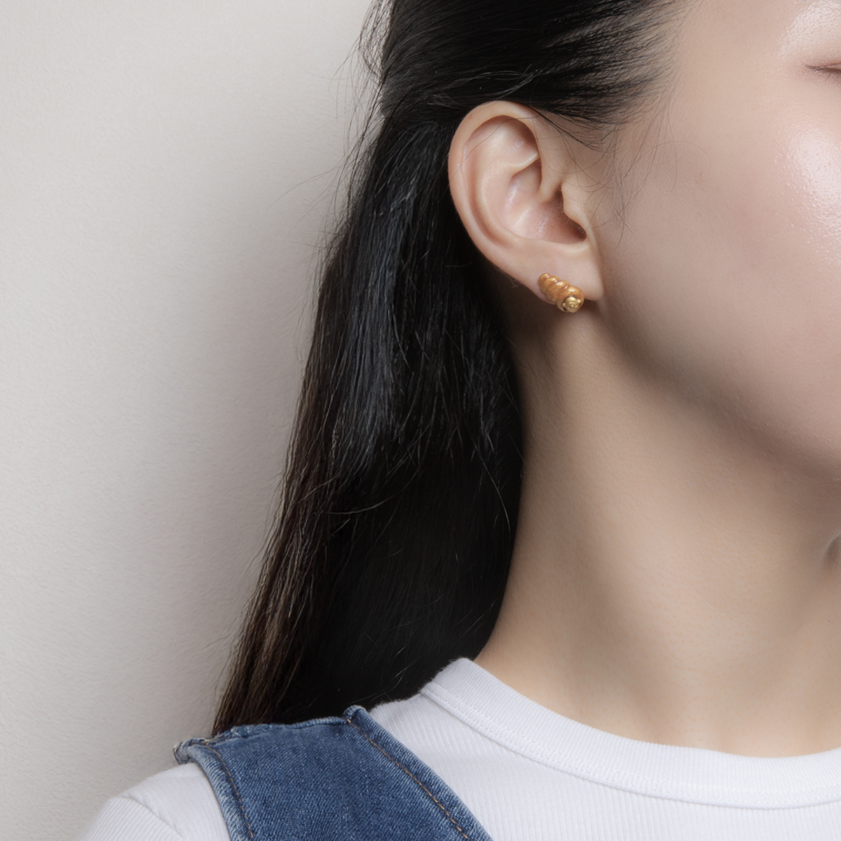 舒服地躺在巧克力螺旋麵包耳環