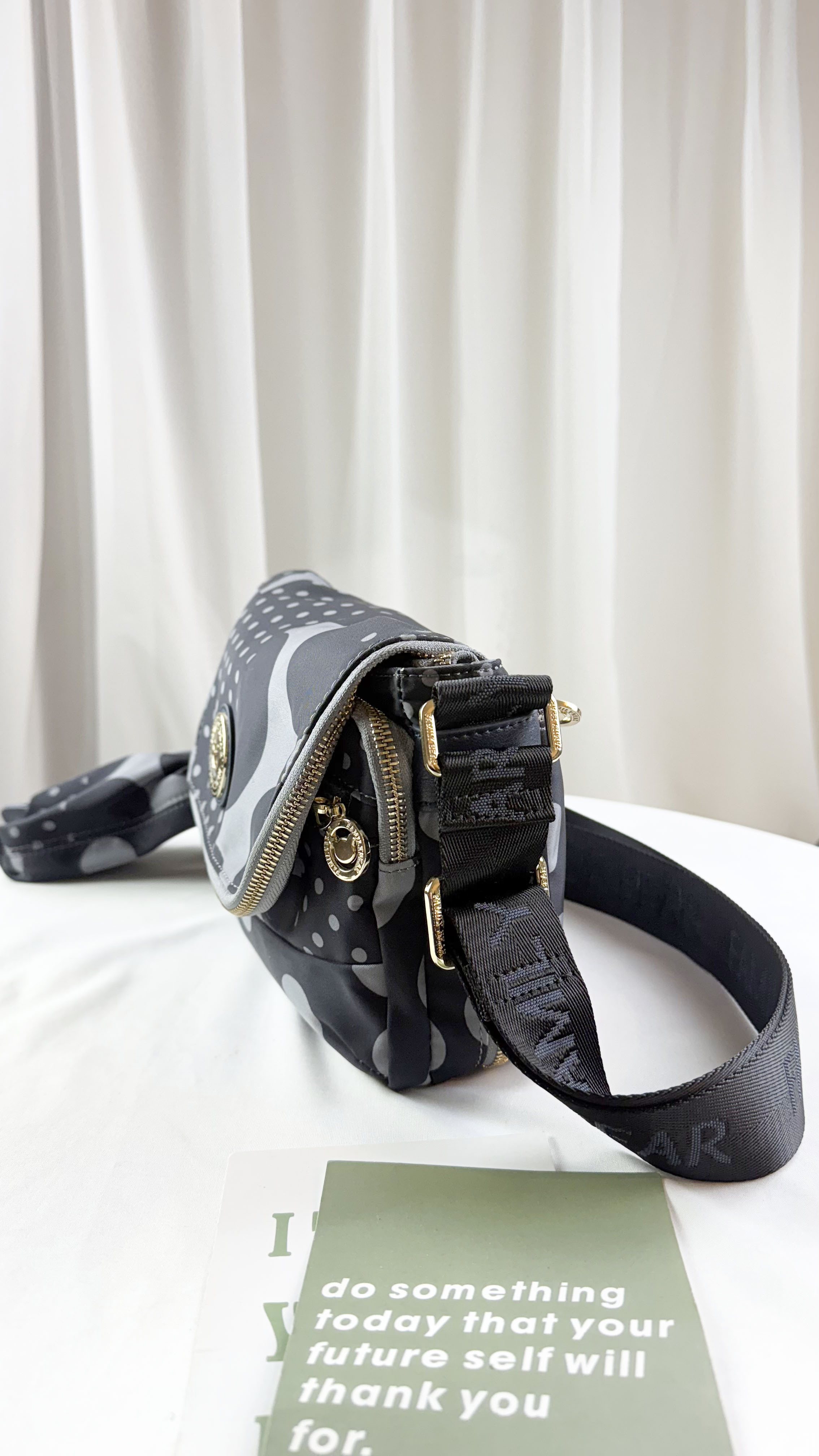 FamilyBear 灰點點防潑水側背包  #2253