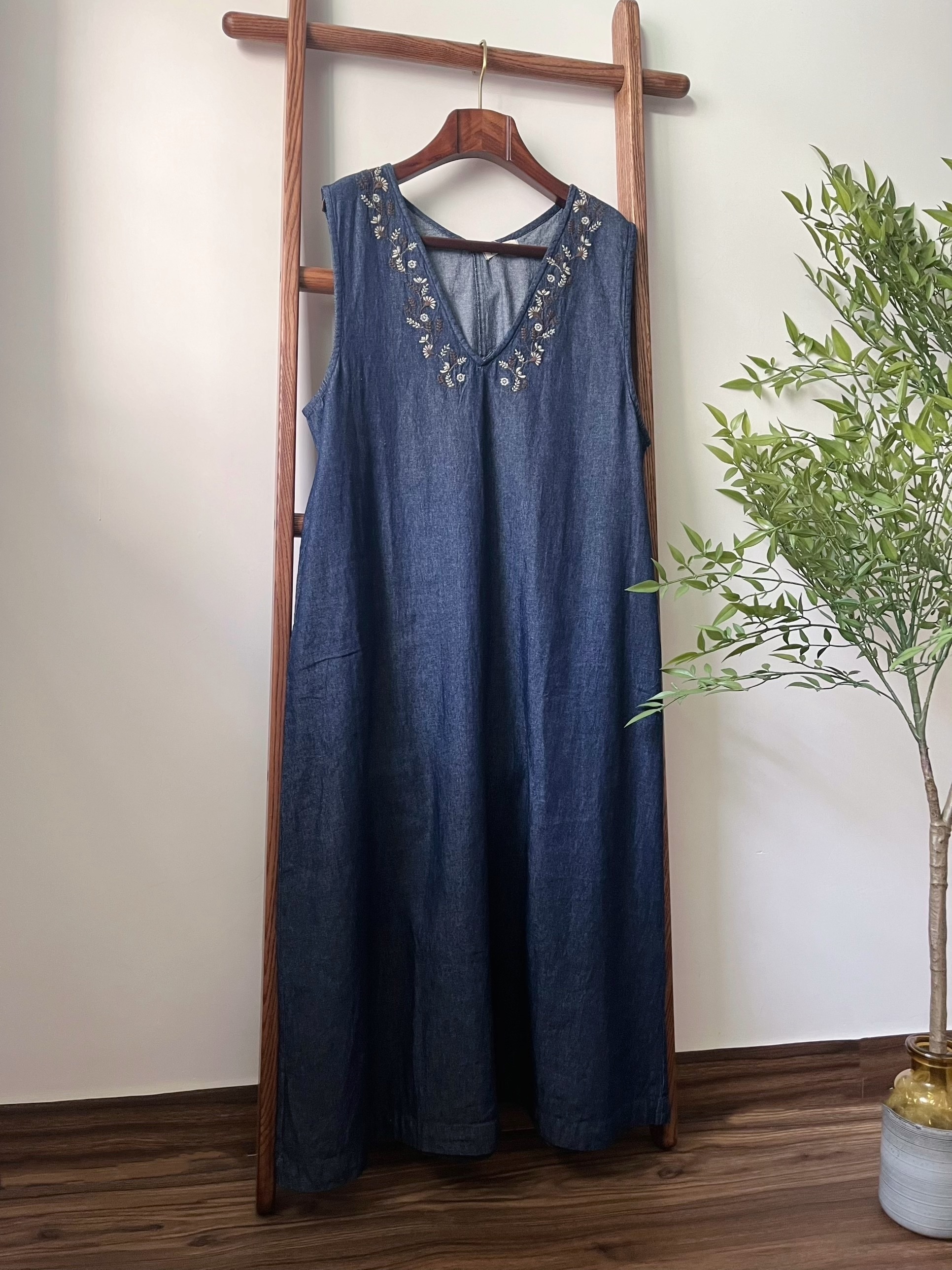 🌿刺繡花V領 牛仔連身裙