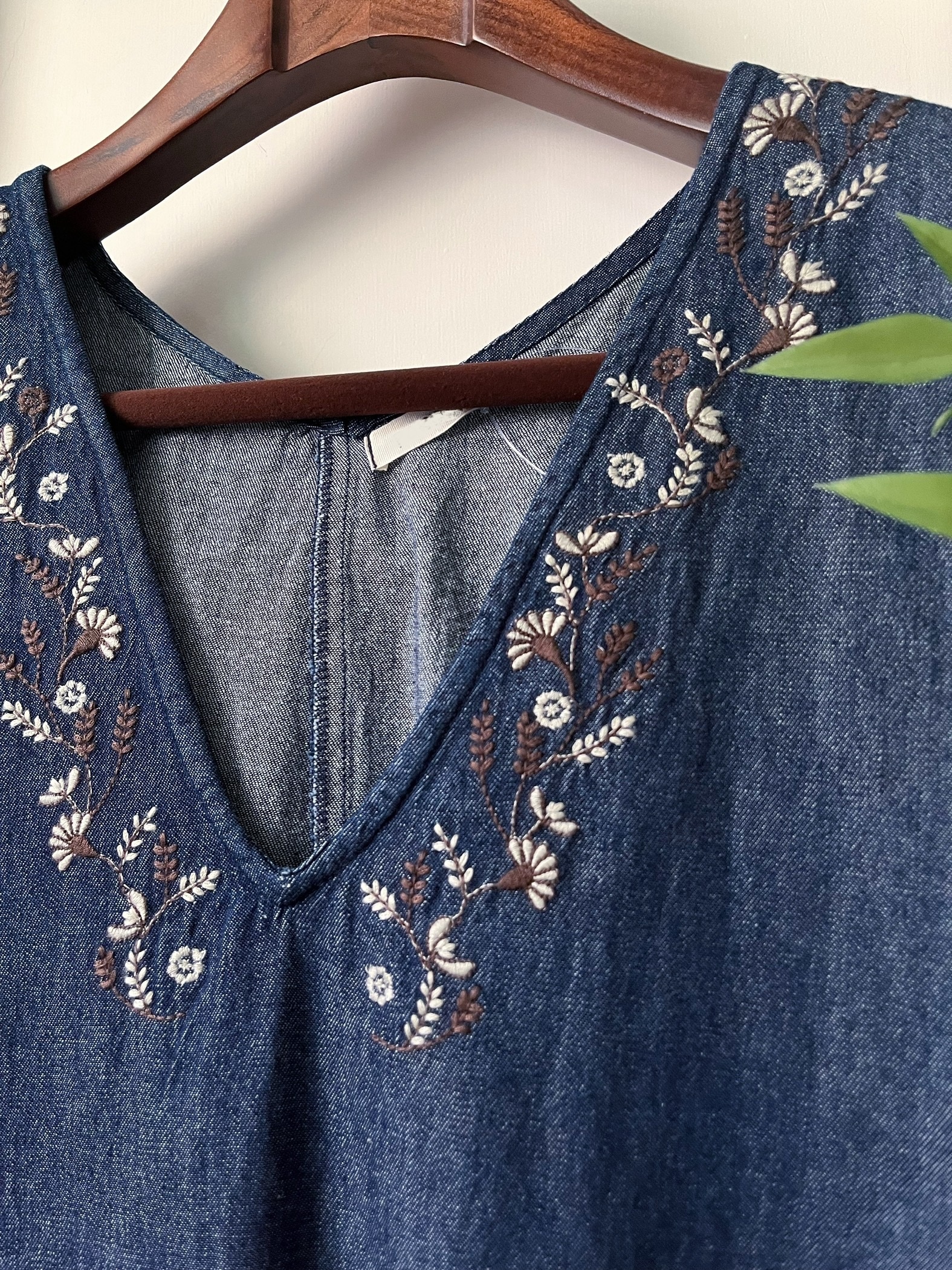 🌿刺繡花V領 牛仔連身裙